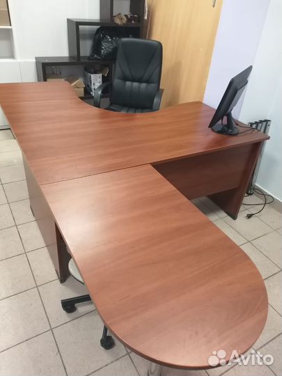 Офисный стол для руководителя