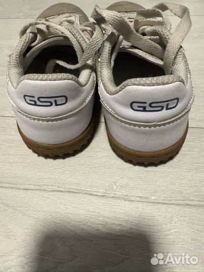 Детские футбольные бутсы