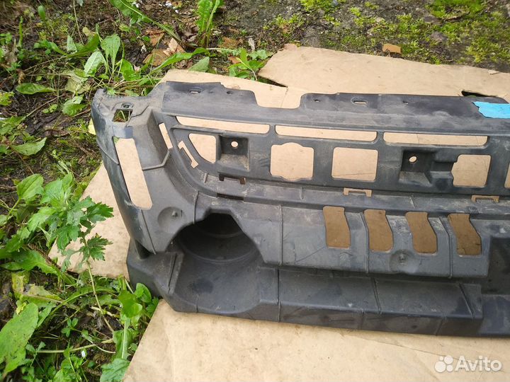 Кронштейн решетки радиатора Ford Kuga 2