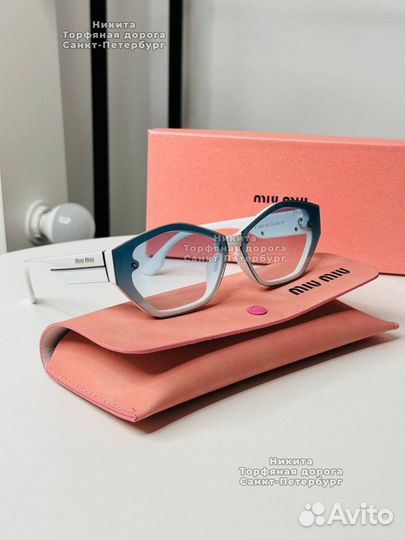 Солнцезащитные очки Miu Miu