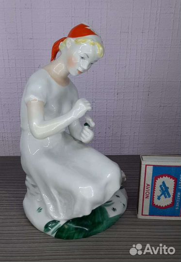 Фарфоровая статуэтка Гадание на ромашке лфз