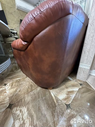 Кожаный диван