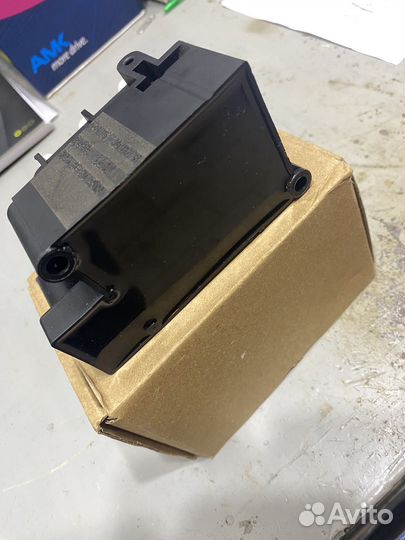 Блок клапанов пневмоподвески Mercedes-Benz