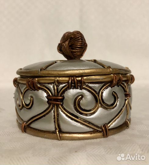 Металлическая шкатулка с декоративными элементами