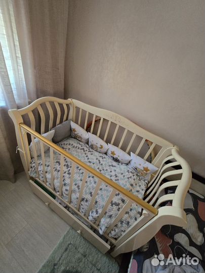Детская кроватка с маятником и ящиком