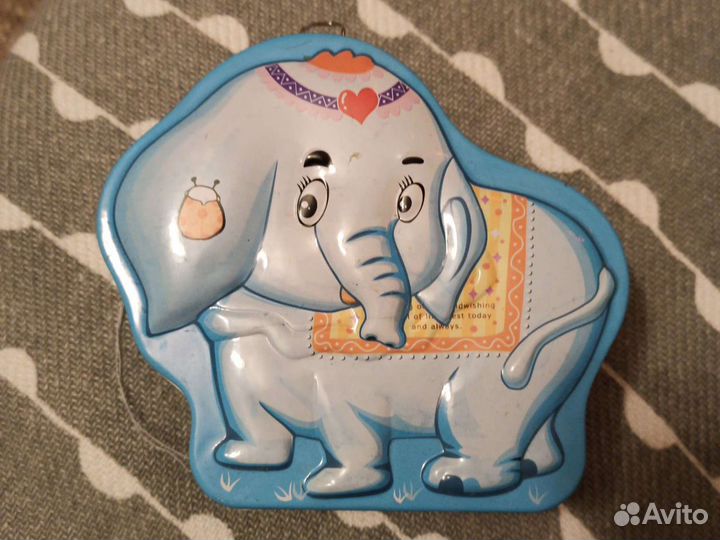 Жестяная коробка,копилка