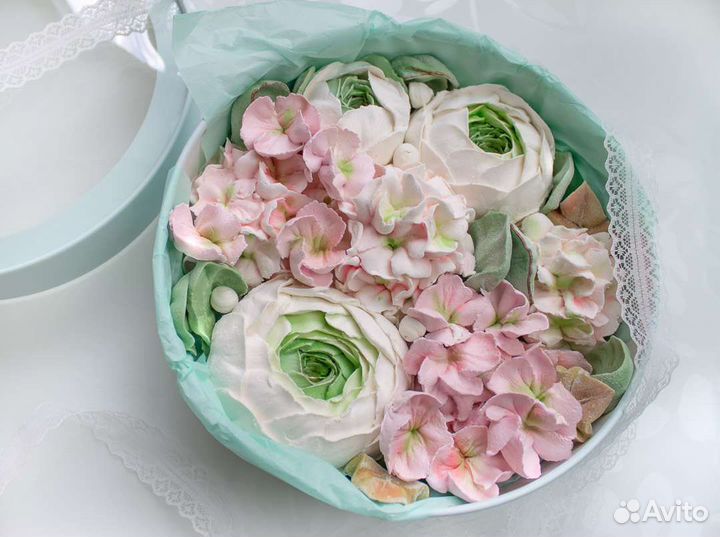 Зефирные цветы в круглой коробке с окном