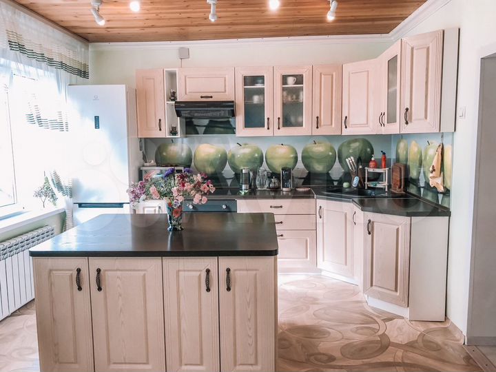 Дом 298 м² на участке 17,5 сот.