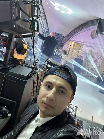 Диджей с оборудованием