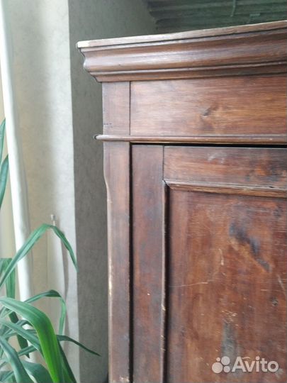 Антикварный платяной шкаф