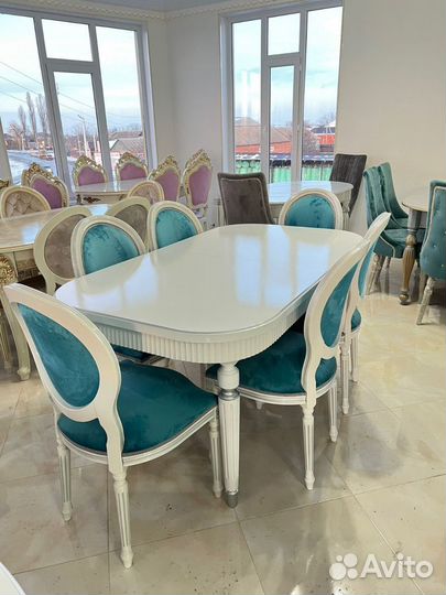 Стол и стулья