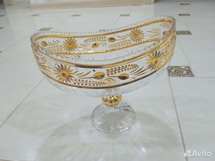 Ваза для фруктов на ножке