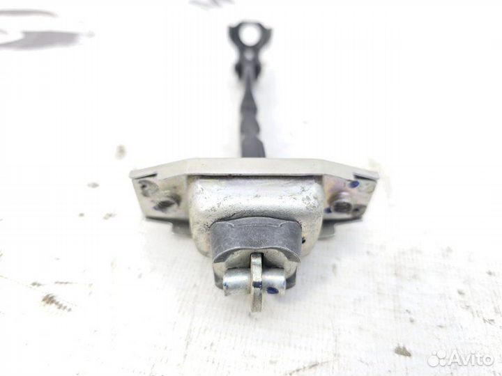 Ограничитель двери передний левый Toyota Camry 50