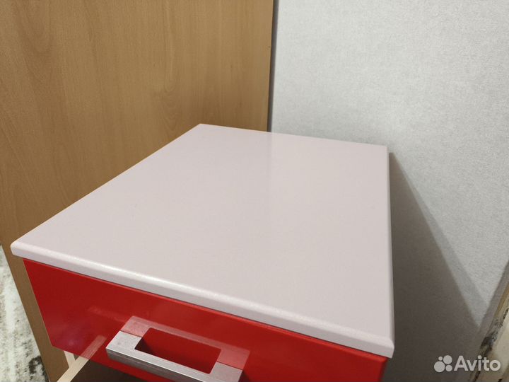 Тумба на колесиках с ящиками