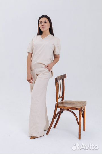 Вязаный трикотажный костюм с брюками и футболкой