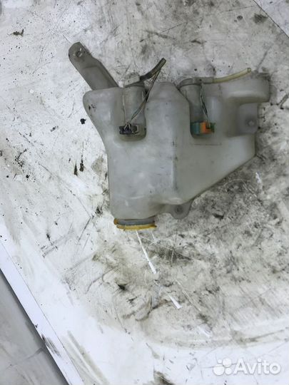 Бачок омывателя лобового стекла Nissan Serena