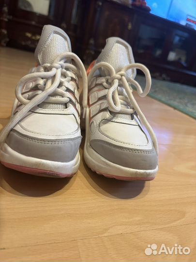 Осенние Кроссовки женские 37 размер б/у
