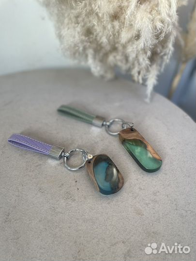 Брелок ручной работы из эпоксидной смолы