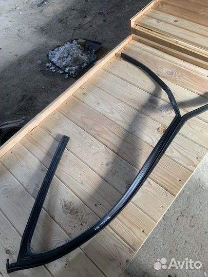 Уплотнитель стекла двери передний правый