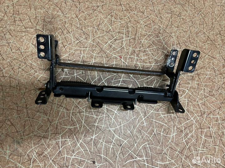 Кронштейн крышки подлокотника Toyota Петля