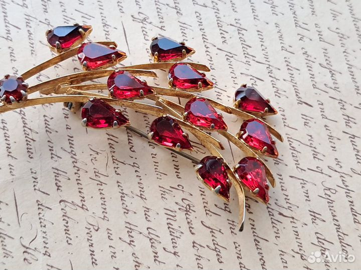Брошь СССР с красными камнями