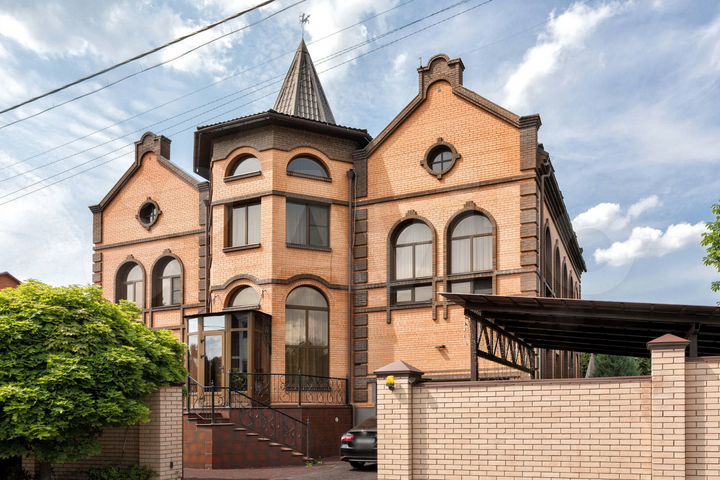 Дом 950 м² на участке 12 сот.