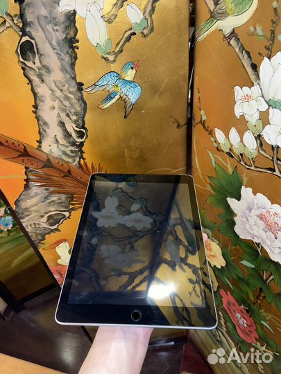 Apple iPad 32 gb sim a1823 Wi-Fi-cellular
