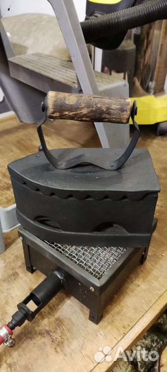 Старинный угольный утюг