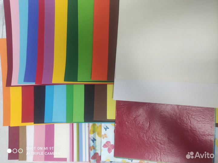 Набор бумаги и других материалов для скрапбукинга