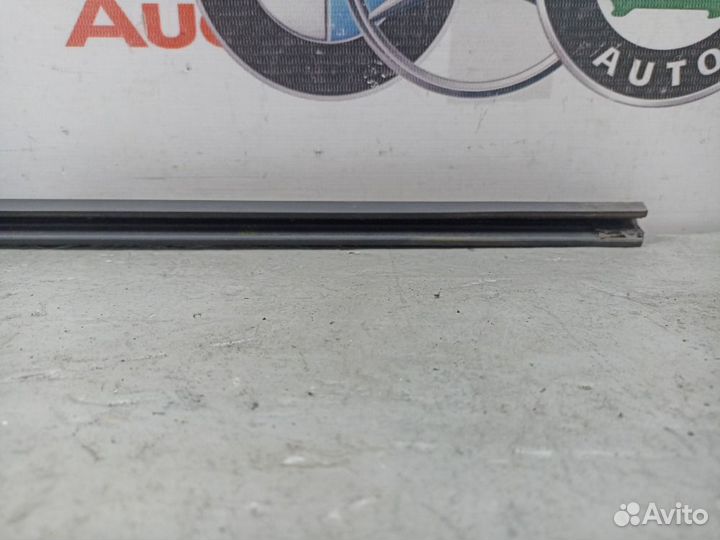 Молдинг стекла передний правый Volkswagen Golf