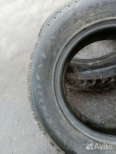 Goodyear UltraGrip 500 245/65 R17 107T