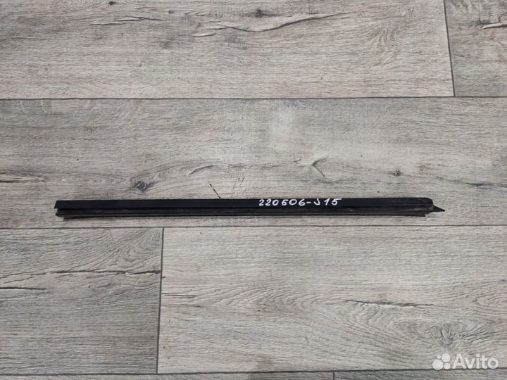 Уплотнитель стекла двери задний правый Symbo Clio