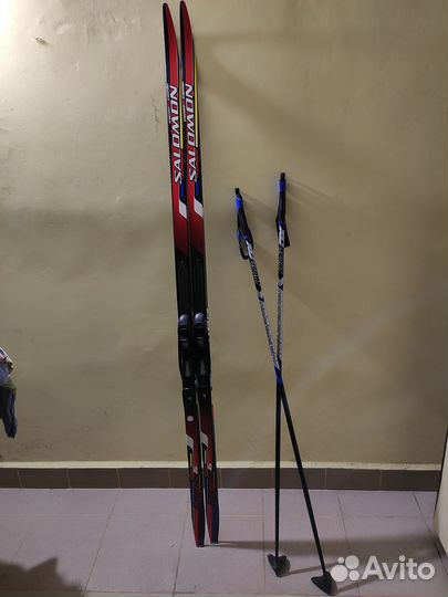 Лыжи с палками и ботинками