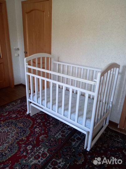 Кровать детская с маятником