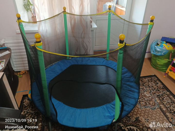 Батут с защитной сеткой