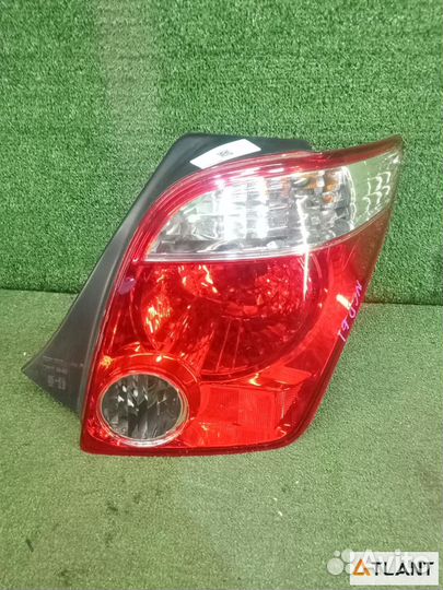 Фонарь задний правый toyota IST