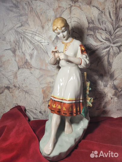 Фарфоровая статуэтка СССР девушка с ромашкой