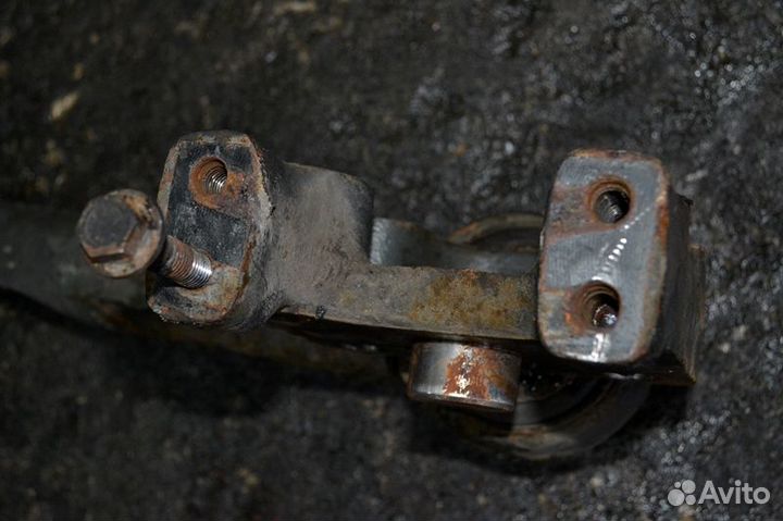 Кронштейн реактивной тяги ведущего моста, сторона