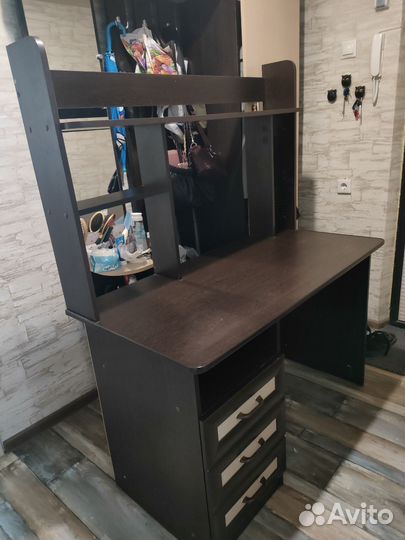 Компьютерный/письменный стол. Самовывоз
