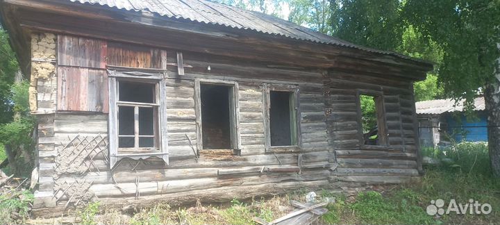 Сруб дома из бревна