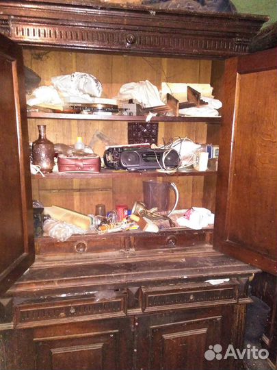 Антикварный шкаф и сервант