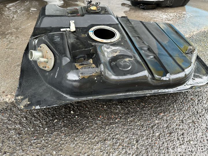 Топливный бак Toyota land cruiser 100 200