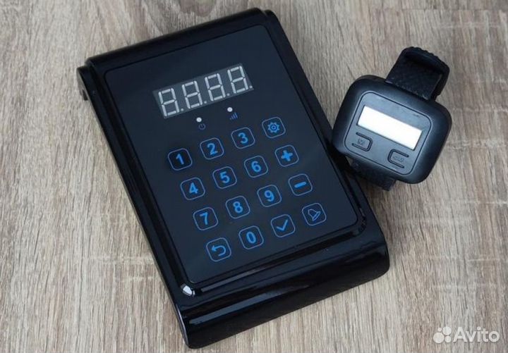 Пульт вызова персонала и часы пейджер сотруднику