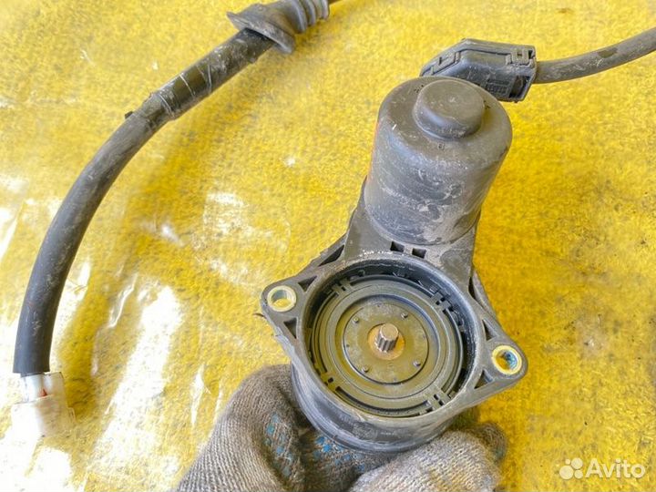 Моторчик стояночного тормоза задний правый Lexus