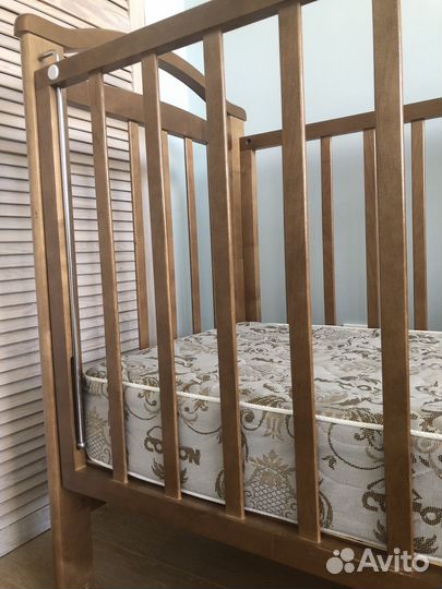 Детская кроватка с маятником и ящиком