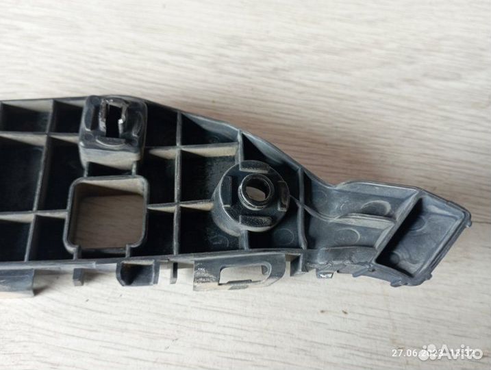 Крепление бампера переднее правое Lexus Rx350 2010