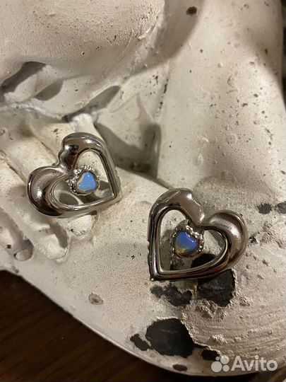 Серьги в форме сердца с камнем в серебре