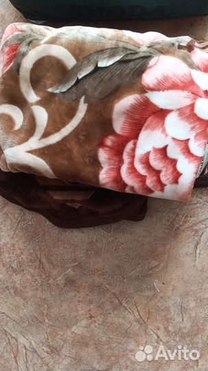 Покрывало на кровать и одеяло и плед,простыни,поло