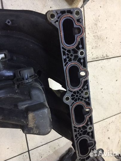 Коллектор впускной Peugeot 407 1