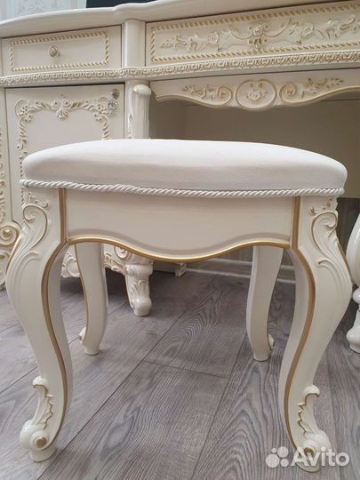 Туалетный столик с зеркалом и пуфом